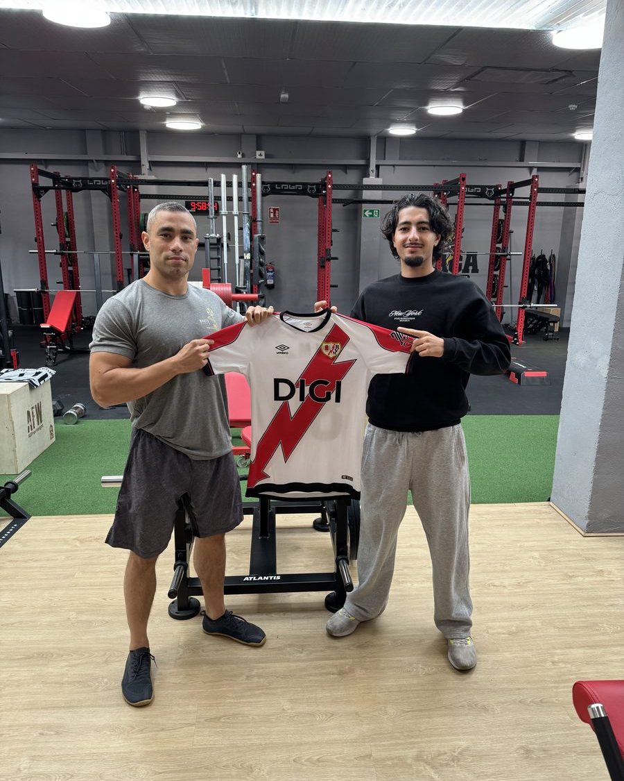 Camiseta firmada del Rayo Vallecano en la sala de fuerza de Naga