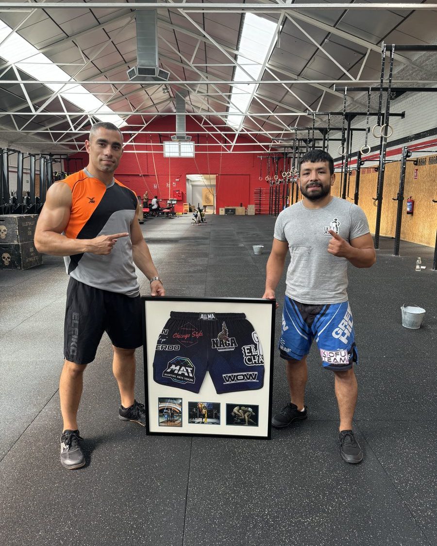 Pantalón de combate enmarcado de «El Chapo», luchador de MMA, con fotos de sus peleas