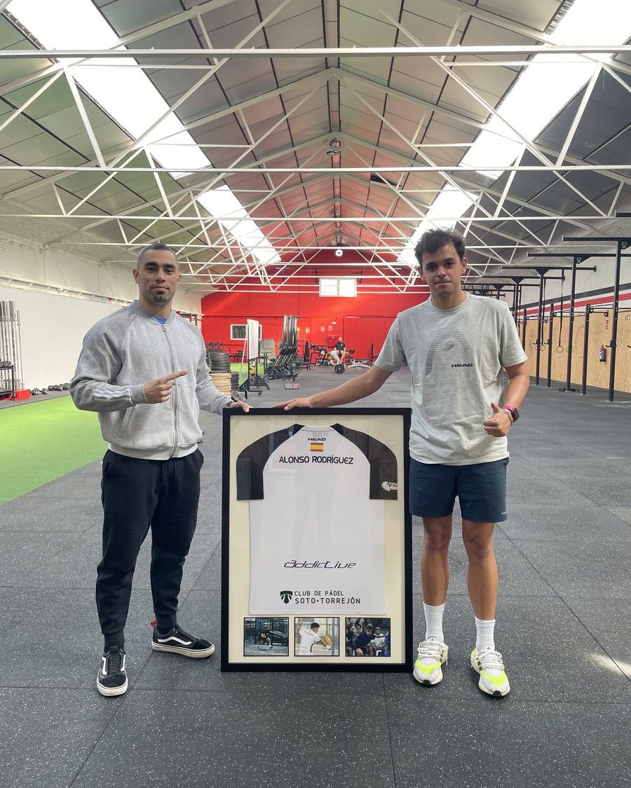 Camiseta enmarcada de Alonso Rodríguez, jugador de pádel, en la nave de Naga