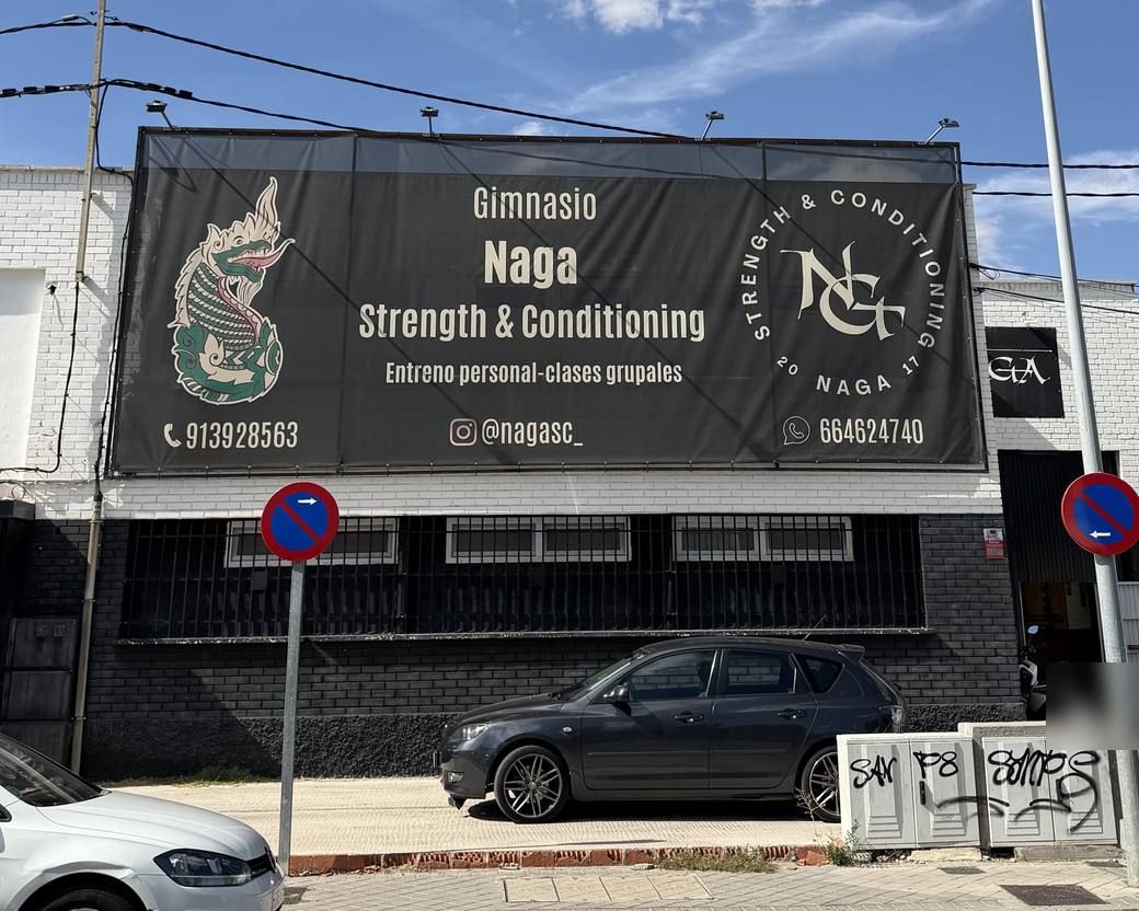 Fachada de Naga en la calle de la Solana, 27, con la lona del gimnasio
