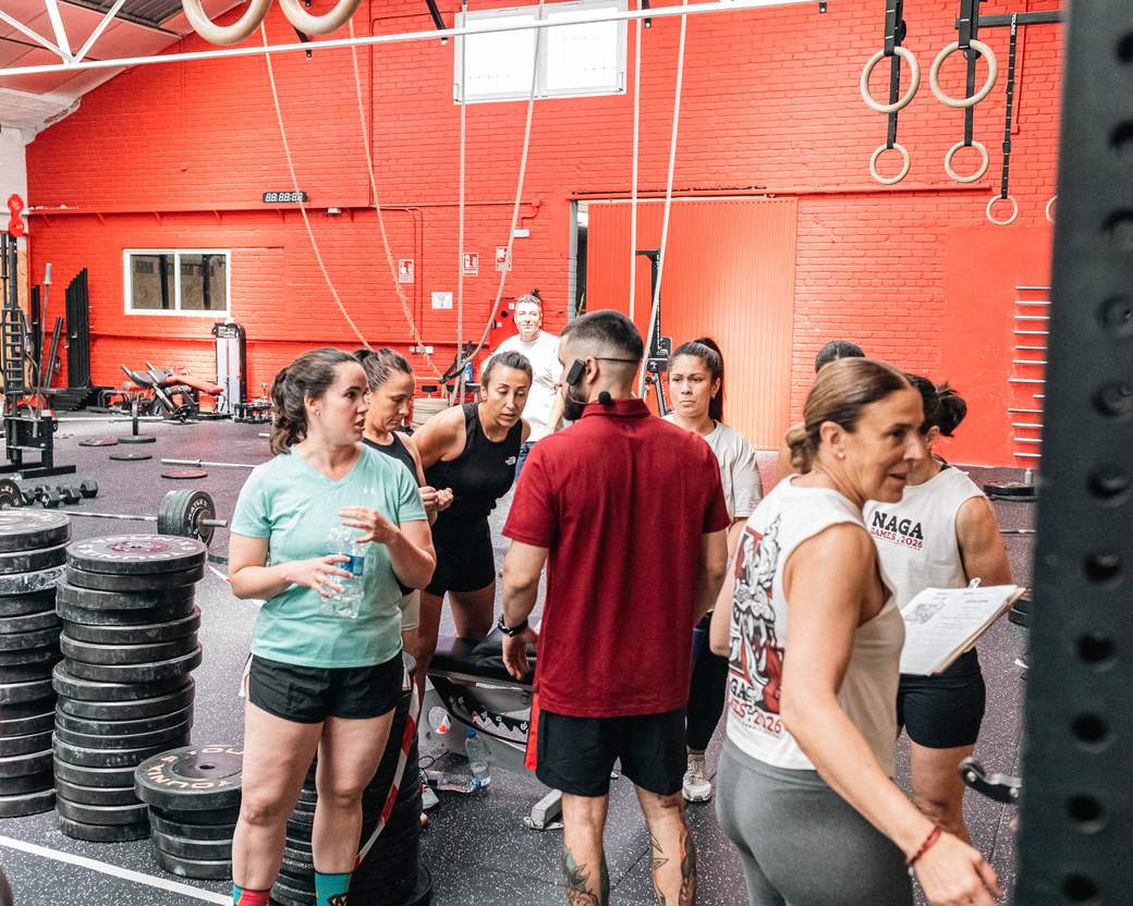 Un entrenador de Naga explica la sesión a un grupo antes de empezar la clase