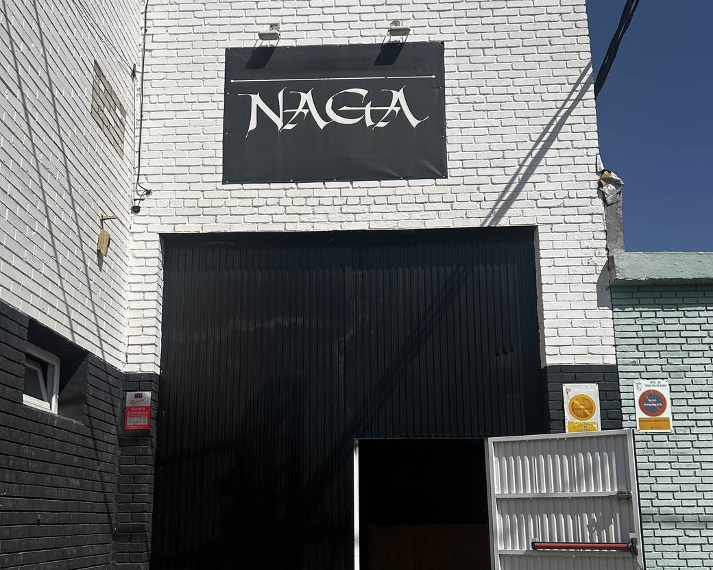 La puerta de entrada de Naga, con el letrero sobre el ladrillo blanco