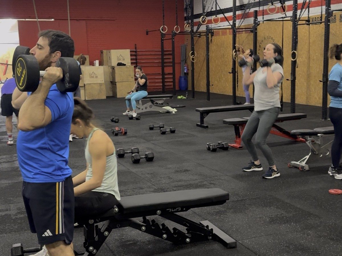 Clase con mancuernas en el box de Naga