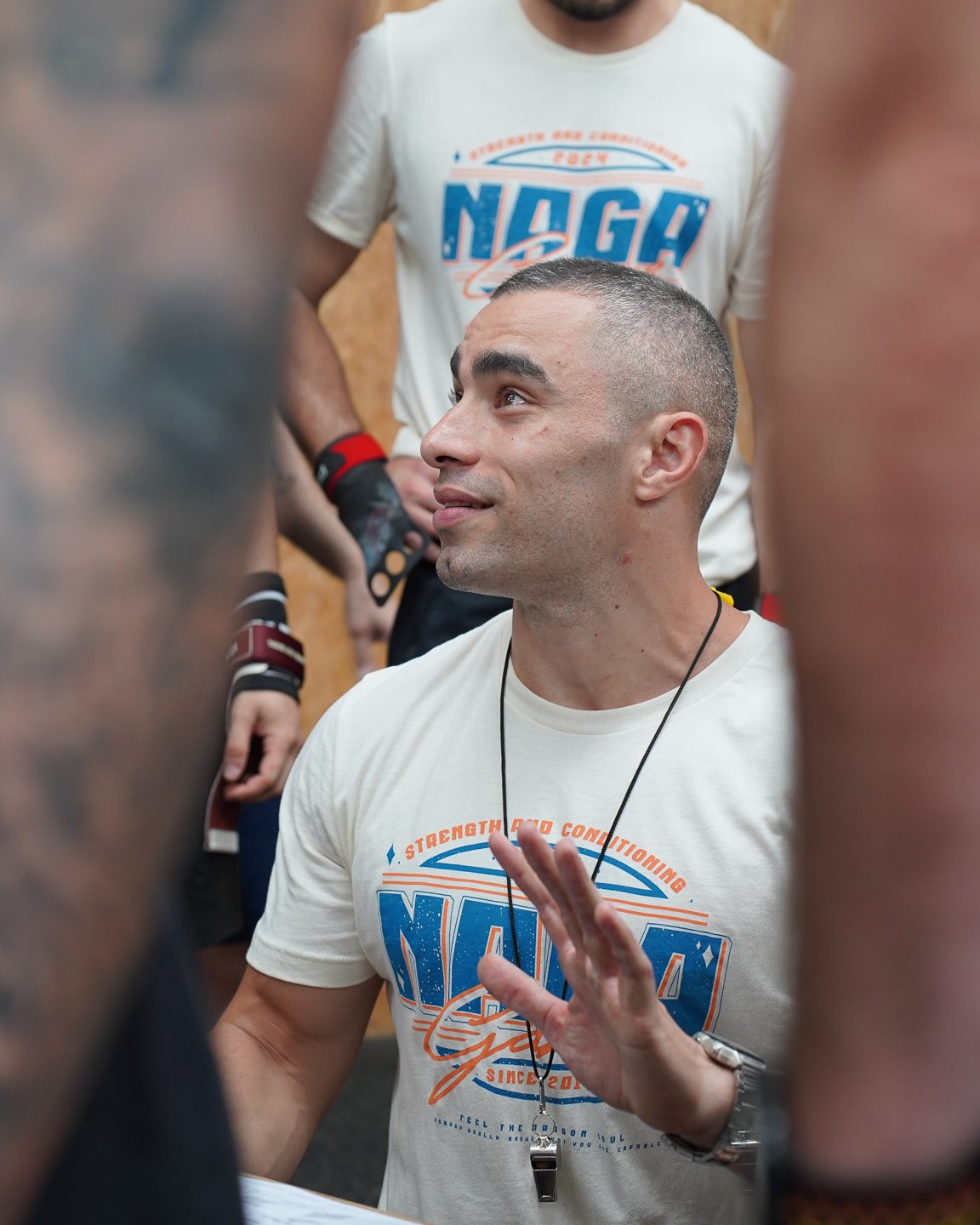 Aarón, head coach de Naga, explicando un ejercicio a un alumno