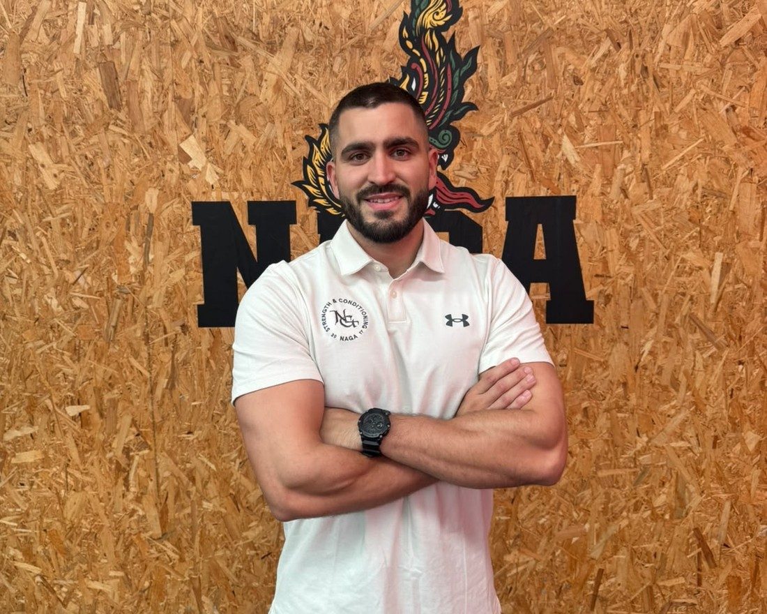 Iván, hermano y mano derecha de Aarón, en el box de Naga