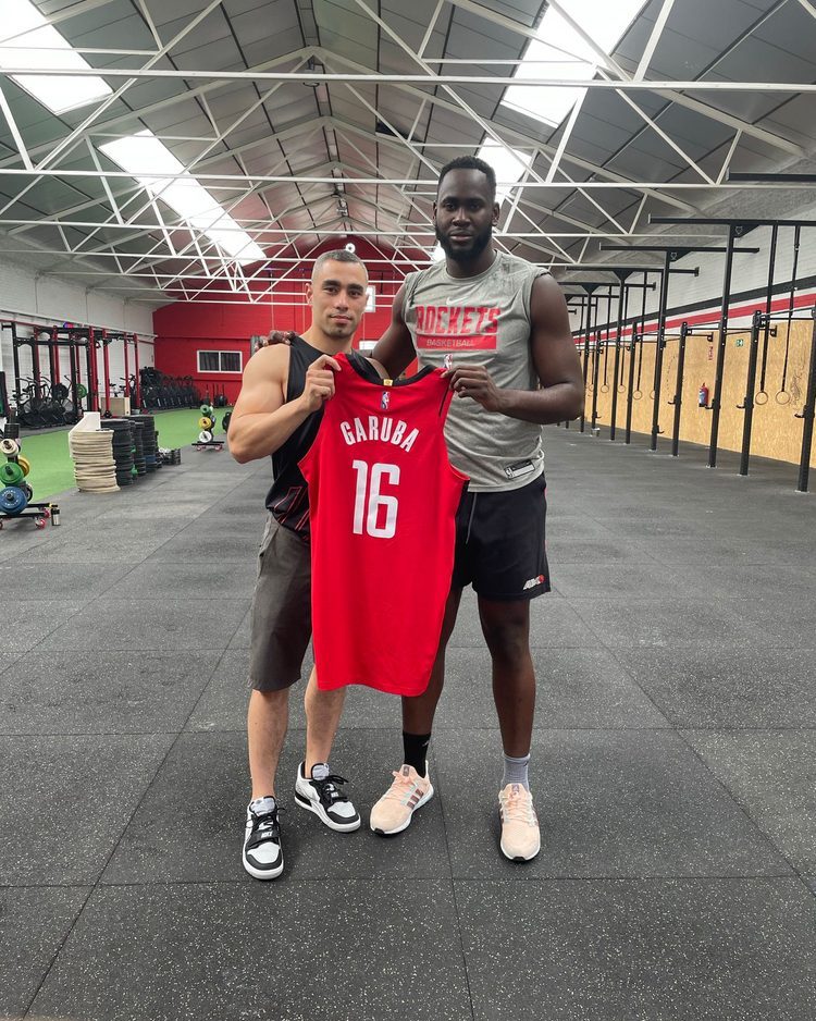 La camiseta de Garuba con los Houston Rockets, en el box