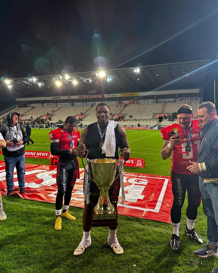 Campeón de la liga alemana de fútbol americano con la copa, 2023