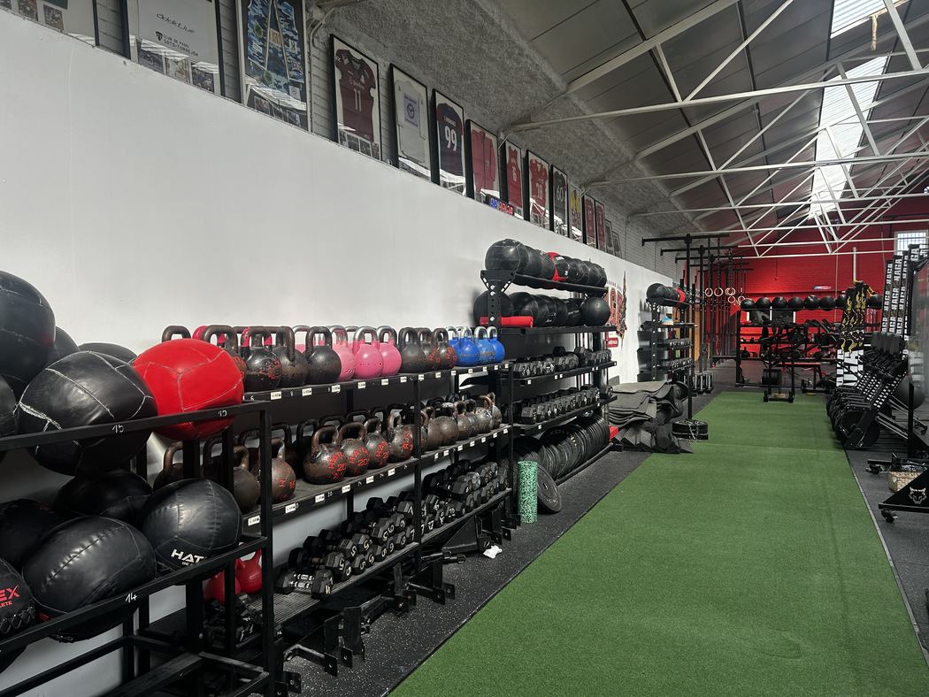 Wall balls Hatlex y kettlebells junto al césped