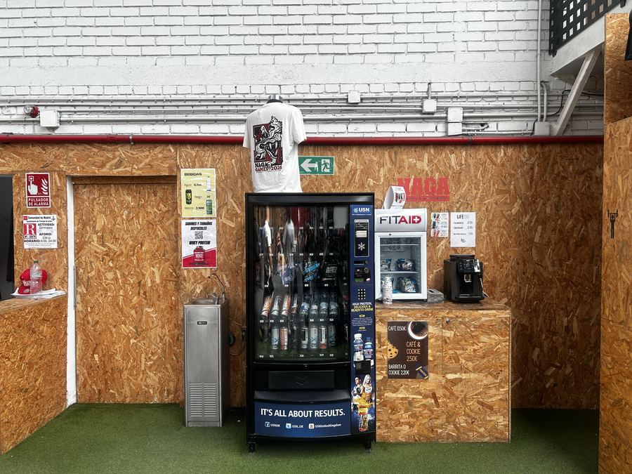 Café y máquina de bebidas