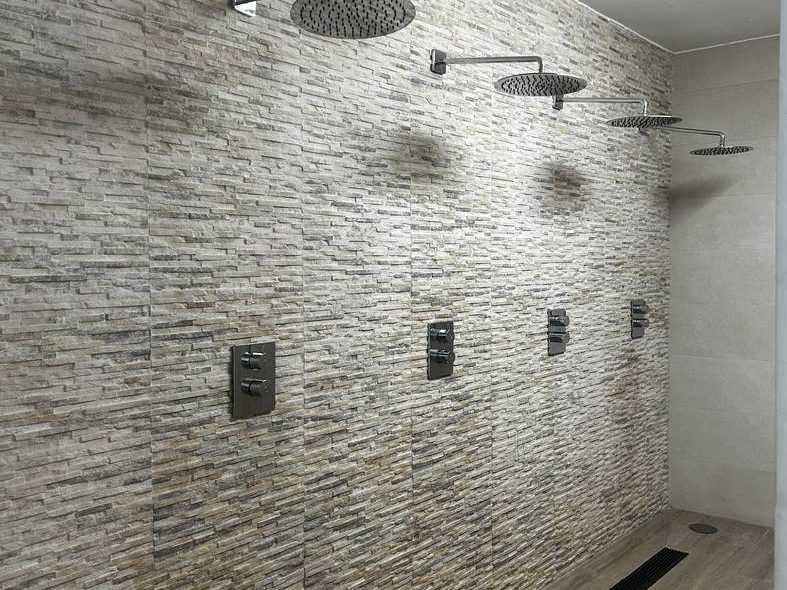 Duchas de obra con rociador de techo