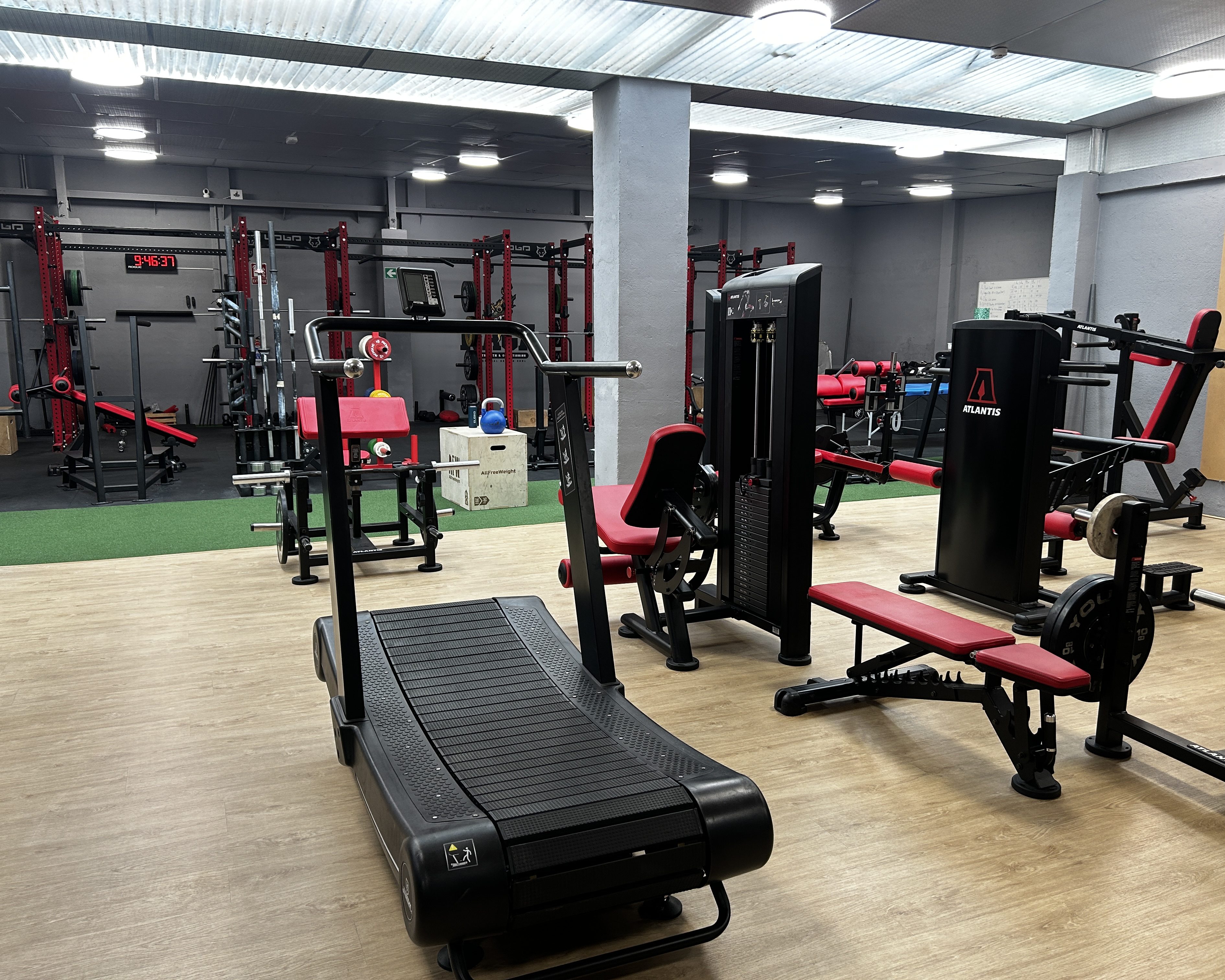 La sala de entrenamiento personal de Naga, con máquinas Atlantis y racks rojos Lobo